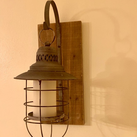 METAL LANTERN WALL SCONCE - Picture 2 of 2